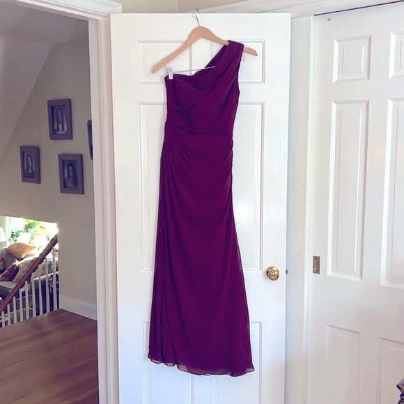 Formal gown by Bill Levkoff
Maroon color size 2
Right shoulder open.
Worn once - Picture 1 of 4